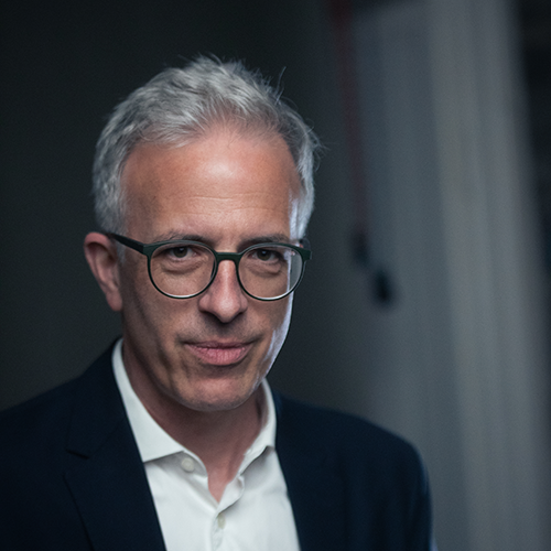 Foto neben Testimonial zur Moderation von Marcel Weigand Porträtfoto Daniel Dettling, in die Kamera schauend