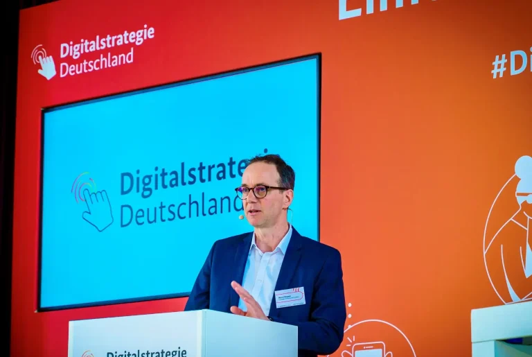Marcel Weigand hält Keynote zur Digitalstrategie Gesundheit und Pflege des Bundesgesundheitsministeriums Marcel Weigand hält einen Keynote bei einer Veranstaltung mit Bundesministerium für Gesundheit